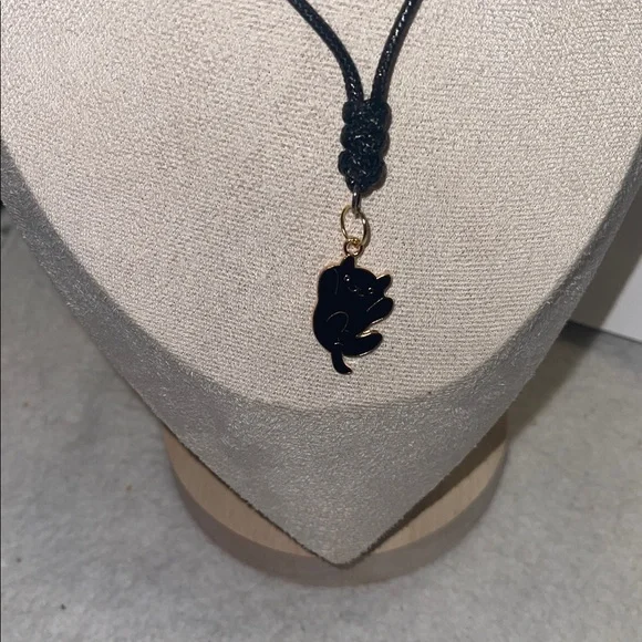 Elegant Black Cat Pendant Necklace - Picture 2 of 4